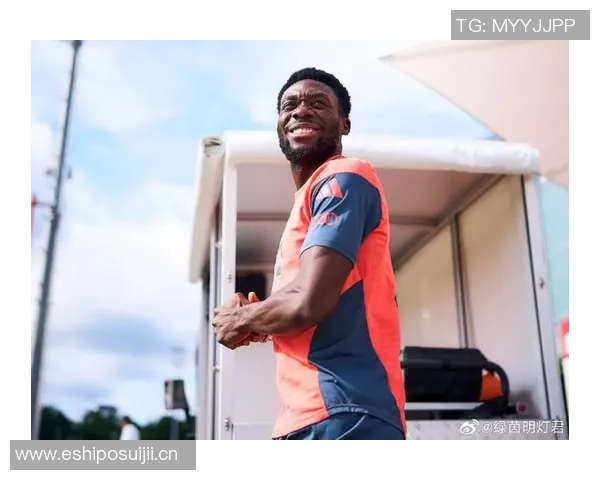 阿方索戴维斯与伊藤洋辉亮相拜仁今日训练场景