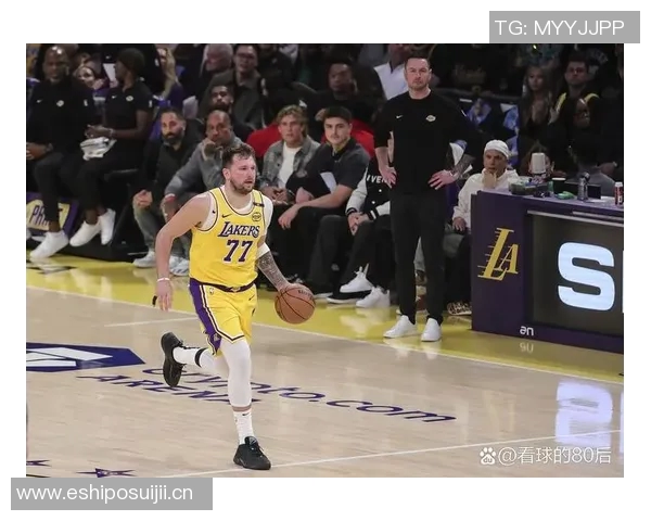 湖人半场落后76人7分东契奇贡献19分8篮板5助攻小里表现不佳仅得2分
